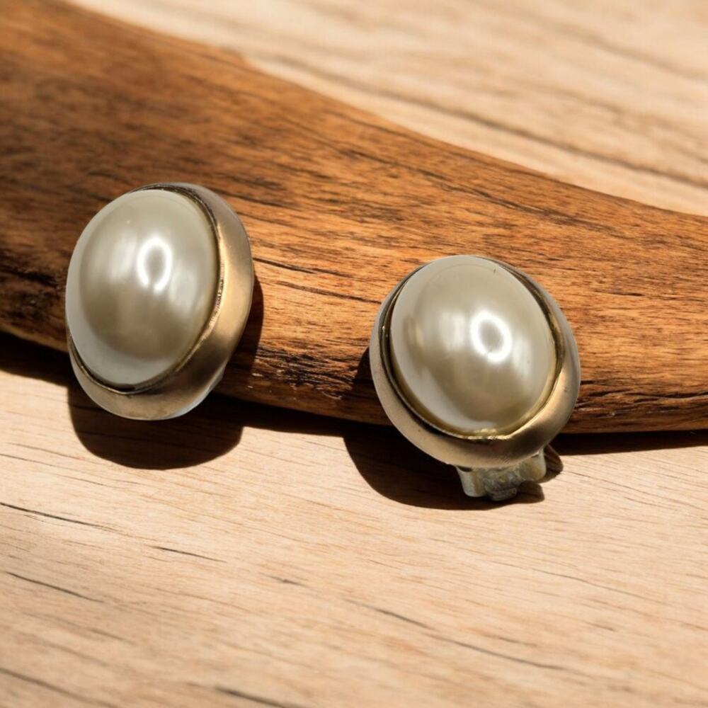 Earrings Oval Shaped Bead Off White Creamy Clip On Gold Tone SKU 3430